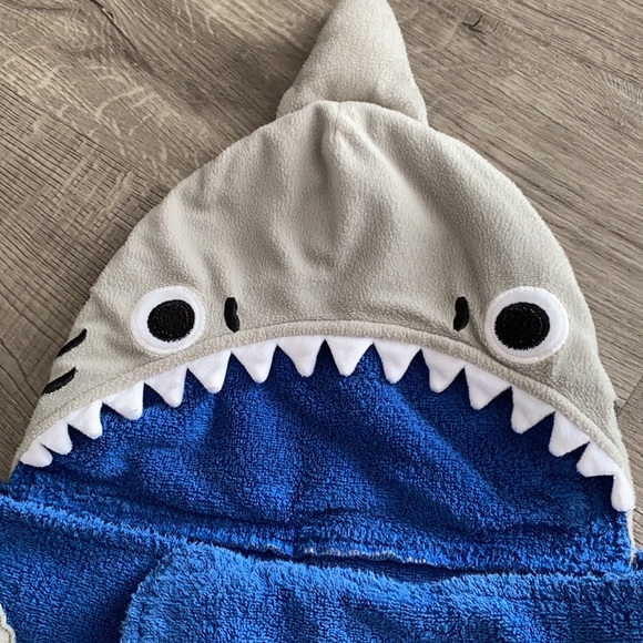 Company Kids Shark Hooded Bath Towel - Picture 4 of 7